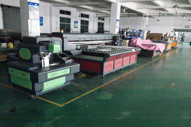 China Impresoras planas ULTRAVIOLETA grandes del chorro de tinta piezoeléctrico 2500X1300m m CMYK+W/CMYK proveedor