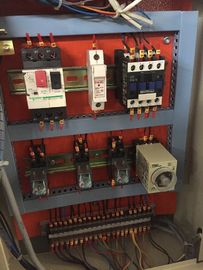 380V / presión de aire de la esquina de la máquina 0.6~0.8MPa de la ventana que prensa de aluminio 50Hz proveedor